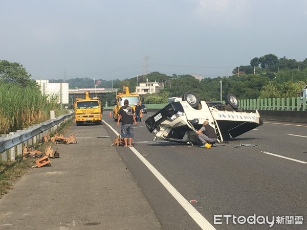 ▲▼國道高速公路中埔交流道連續兩天發生車輛翻覆。（圖／記者翁聖勳翻攝）
