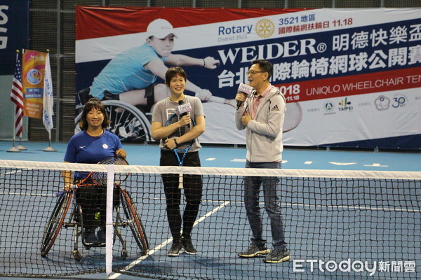 ▲甫宣布退役的台灣網球女將莊佳容親自坐上輪椅與輪椅網球界球后呂嘉儀進行一場示範賽（輪轉活動整合行銷工作坊提供）
