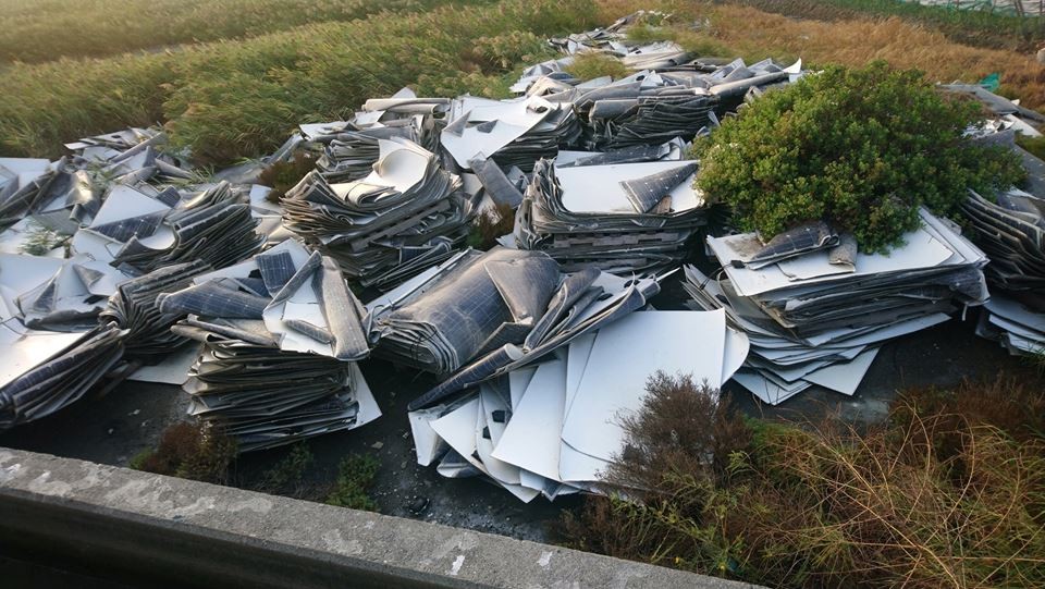 ▲▼  大量廢棄太陽能板被棄置在彰化大城路邊           。（圖／翻攝自爆怨公社）