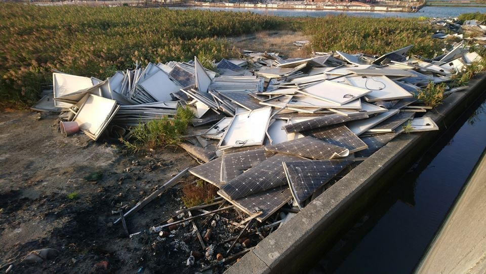 ▲▼  大量廢棄太陽能板被棄置在彰化大城路邊           。（圖／翻攝自爆怨公社）
