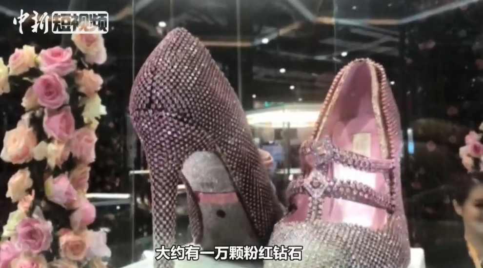 ▲▼黛安娜王妃製鞋設計師為進博會打造1.3億粉鑽珠寶高跟鞋。（圖／翻攝自中新社視頻）