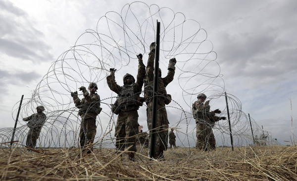 ▲▼美軍士兵在美墨邊境布置鐵絲網。（圖／達志影像／美聯社）