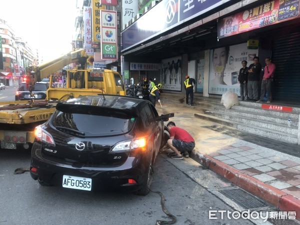 ▲▼李姓男子酒駕拒絕盤查逃逸，卻自撞全聯超市後遭到逮捕。（圖／記者趙永博攝）