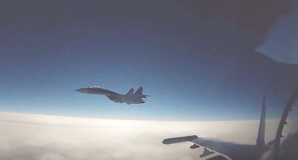 ▲▼ 俄羅斯蘇愷-27戰機迫近美國偵察機，就連美國偵察機EP-3的機組人員都感受到明顯震動。（圖／翻攝自推特@RusEmbUSA）