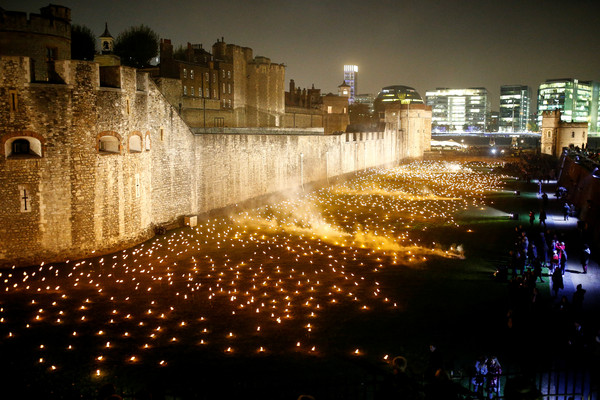 ▲▼ 為了紀念一戰結束百年，英國倫敦塔（Tower of London）周邊護城河4日晚間搖身一變成「火焰之河」，點燃萬支火把，致敬當年陣亡的英雄烈士。（圖／路透）