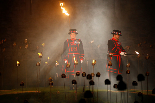 ▲▼ 為了紀念一戰結束百年，英國倫敦塔（Tower of London）周邊護城河4日晚間搖身一變成「火焰之河」，點燃萬支火把，致敬當年陣亡的英雄烈士。（圖／路透）