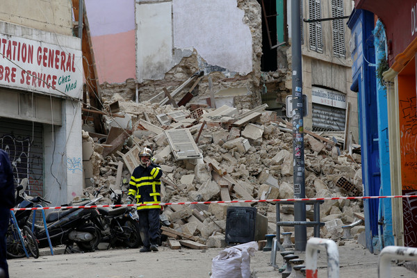 ▲▼ 法國馬賽2棟200年建物倒塌。（圖／路透）