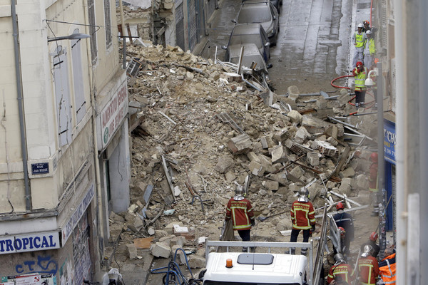 ▲▼ 法國馬賽2棟200年建物倒塌。（圖／達志影像／美聯社）