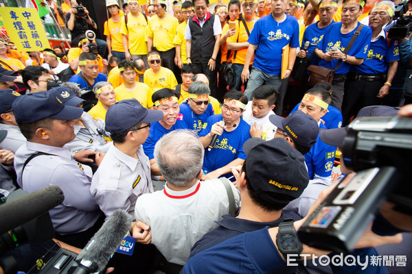 ▲▼中藥商業同業公會全聯會「維護中藥文化，延續中藥傳承」抗議活動，近2千中藥商衝衛福部與警爆肢體衝突。（圖／記者季相儒攝）