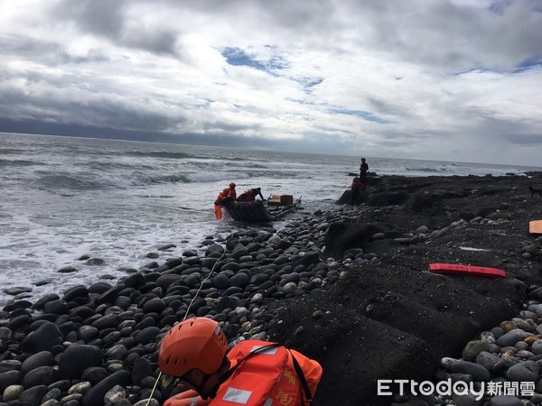 ▲海巡隊組隊趕赴現場以救生裝備下水施救，將落海3各船員全數安全救援上岸。（圖／第一二岸巡隊提供，下同）