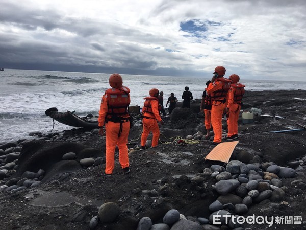 ▲海巡隊組隊趕赴現場以救生裝備下水施救，將落海3各船員全數安全救援上岸。（圖／第一二岸巡隊提供，下同）