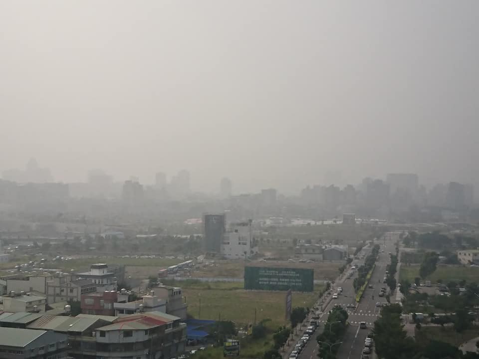 ▲▼網友PO出數張「灰白照」指控台中空氣汙染嚴重。（圖／翻攝自爆料公社）