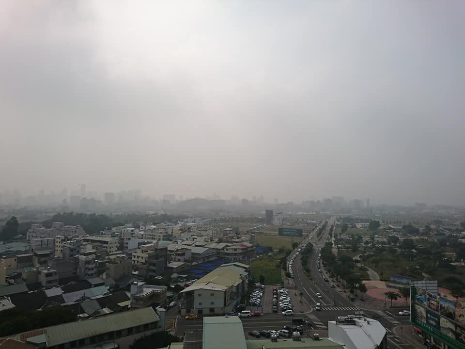 ▲▼網友PO出數張「灰白照」指控台中空氣汙染嚴重。（圖／翻攝自爆料公社）