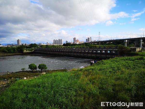 ▲▼ 成蘆橋下驚見半裸浮屍　雙手綁束帶身體已蠟化。（圖／記者陳豐德攝）