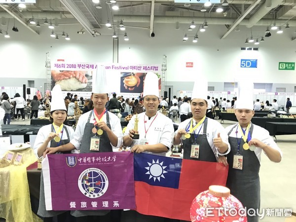 ▲中華醫大餐旅系師生團隊參加韓國國際廚藝大賽，勇奪4金2銀1銅。（圖／華醫提供）
