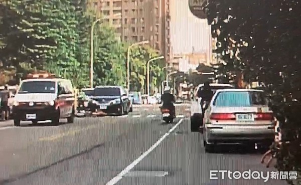▲▼林金連衝撞市長座車，社運人士同步在現場拍照錄影。（圖／記者李忠憲翻攝）