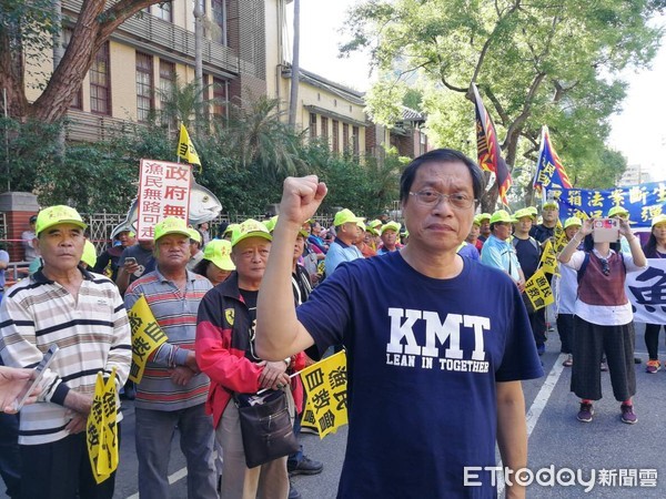 ▲屏東縣候選人蘇清泉，北上和漁民站在一起。（圖／記者陳崑福翻攝）