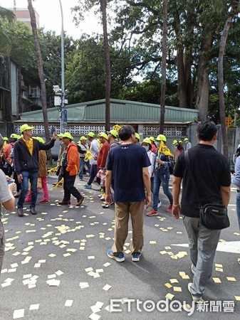 ▲屏東縣候選人蘇清泉，北上和漁民站在一起。（圖／記者陳崑福翻攝）