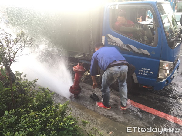 ▲▼小貨車撞斷消防栓。（圖／記者陳雕文翻攝）