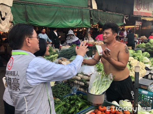 ▲劉櫂豪偕同妻子林子煊到台東黃昏市場掃街拜票，受到攤商與民眾熱情歡迎。（圖／劉櫂豪辦公室提供，下同）