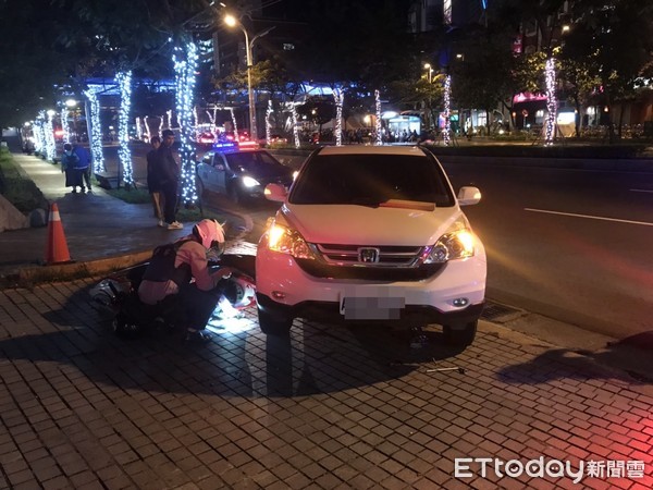 ▲▼休旅車要右轉進入板橋區停車場，不慎壓困機車女騎士。（圖／記者陳豐德翻攝）