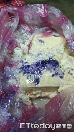 ▲遺忘3禮拜！菜市場豆腐「紫爆」激似藍乳酪。（圖／陳嘉延提供）