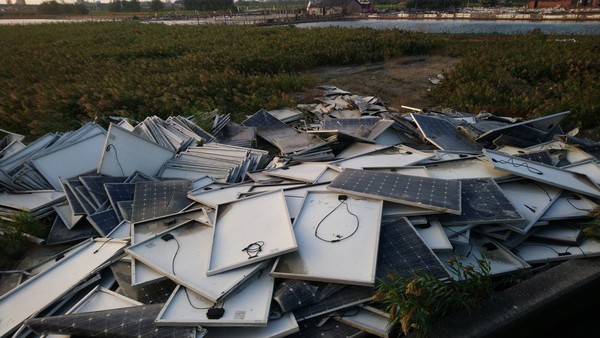 ▲大城鄉太陽能板被棄置3年，違反廢棄物清理法　環保局已函送調查站。（圖／翻攝自Facebook／爆料公社）