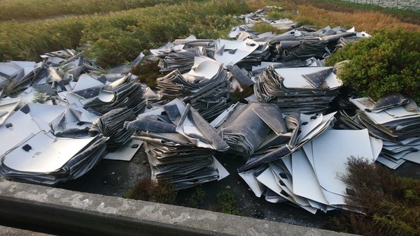 ▲大城鄉太陽能板被棄置3年，違反廢棄物清理法　環保局已函送調查站。（圖／翻攝自Facebook／爆料公社）