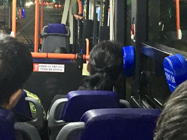 ▲首爾深夜巴士出現「逗號靠枕」。（圖／FB 일상의쉼표授權提供）