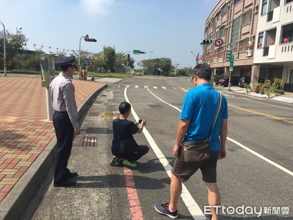 ▲道路線與邊線雖都是白色線，但道路線寬10公分，邊線寬15公分，駛出邊線外行駛是違反交通法規。（圖／記者林悅翻攝，下同）