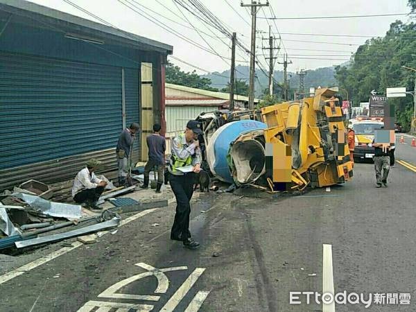 ▲大溪區發生預拌混凝土車疑超速翻車，司機受困車內，出動警消搶救。（圖／警方提供） 