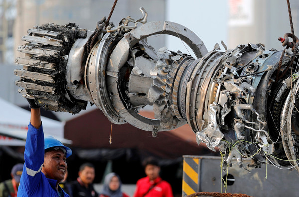 ▲▼ 印尼獅航空難打撈失事班機引擎 。（圖／路透）