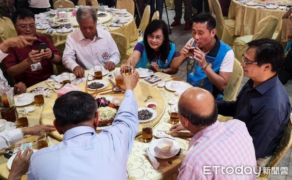 ▲▼柯文哲、戴錫欽、秦慧珠同桌吃飯敬酒。（圖／記者陳家祥攝）