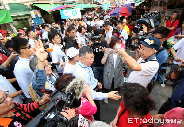 ▲台北市長候選人柯文哲 濱江市場掃街▼。（圖／記者屠惠剛攝）