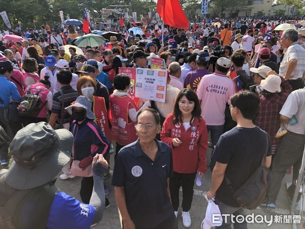 ▲▼國民黨高雄市長候選人韓國瑜8日晚將前進大旗山地區，在高美醫專舉辦造勢活動，現場大批人潮湧入。（圖／記者宋德威攝，下同）