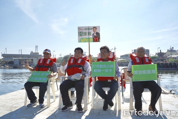 ▲台南市議員呂維胤邀請台南市長候選人黃偉哲，一同前往四鯤鯓搭乘竹筏，暢遊四鯤鯓紅樹林水道欣賞原始紅樹林風貌，並主張打造鯤鯓-安平之藍色公路，解決安平交通擁塞問題。（圖／呂維胤提供）