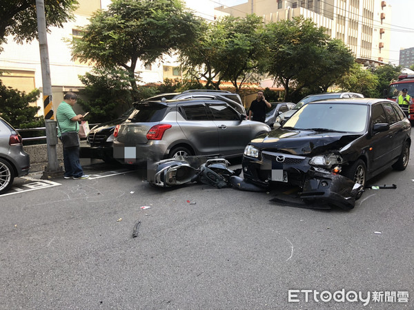 ▲汽車遭追撞360翻轉，機車後座老婦卡車底             。（圖／記者陳凱力翻攝）