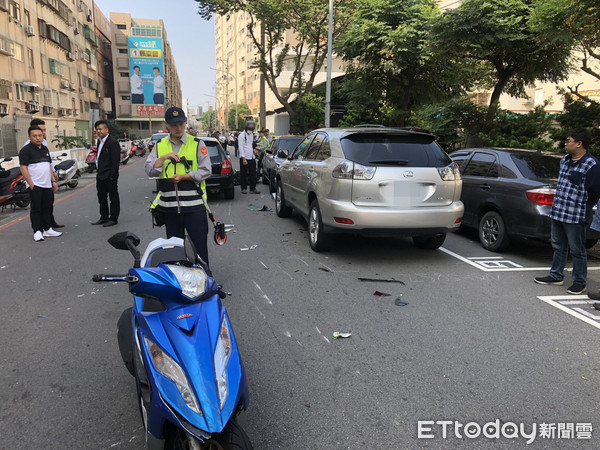 ▲汽車遭追撞360翻轉，機車後座老婦卡車底             。（圖／記者陳凱力翻攝）