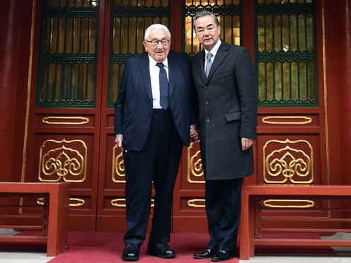 ▲國前國務卿基辛格（Henry Kissinger）與大陸外交部長王毅（右）合照。（圖／翻攝自大陸外交部官網）