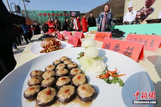 ▲▼河南盧氏縣舉行香菇宴，成為電商扶貧新樣本             。（圖／翻攝自中新網）