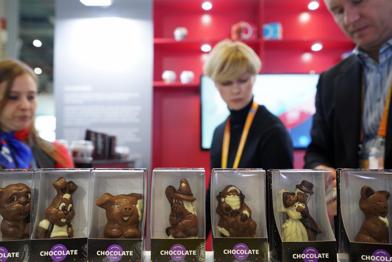 ▲俄羅斯Alfaprod公司在食品及農産品展區展示巧克力玩偶。（圖／翻攝自新華社）