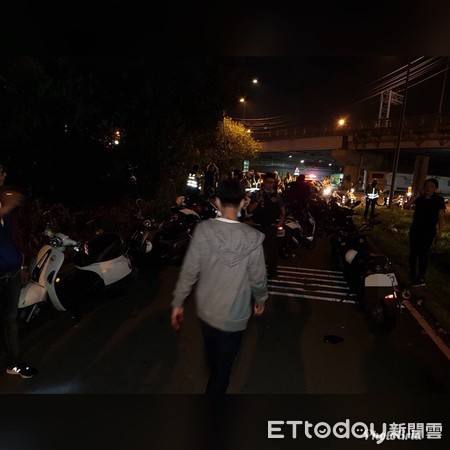 ▲▼ 雙方相約談判，騎乘機車到河堤，但警方將13人帶回後，兩派人馬口徑一致，稱是在河堤打籃球。（圖／記者林裕豐攝）