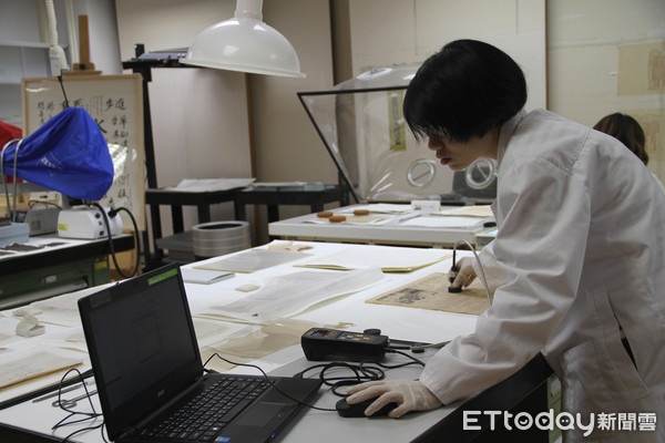 ▲國立台灣文學館文學文物修復室，由修復師們在此以專業技術修復著記錄台灣文學歷程的珍本。（圖／台文館提供，下同）