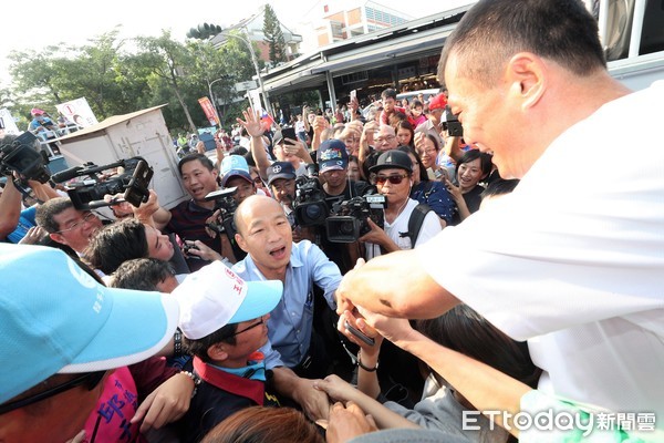 ▲▼高雄市長候選人韓國瑜下午到大寮區掃街拜票，沿路支持者大喊「韓國瑜凍蒜」。（圖／記者宋德威攝，下同）