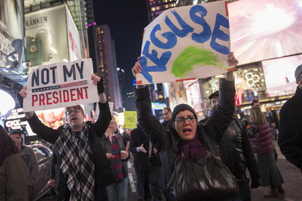 ▲數百名示威者前進紐約「時報廣場」，聲援特別檢察官穆勒(Robert Mueller)。(圖／達志影像／美聯社）    