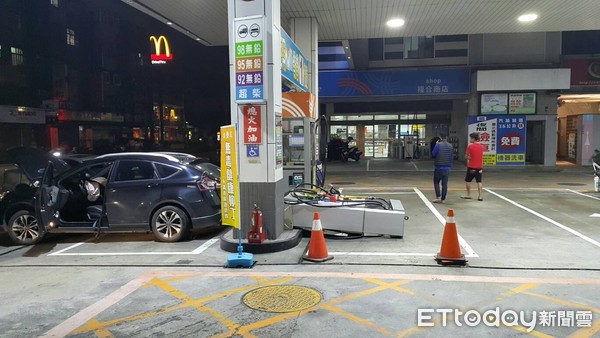 ▲▼兩車對撞旋轉，加油機台無辜遭殃。（圖／記者陳雕文翻攝）