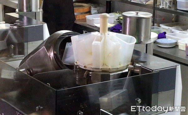 ▲「京東X未來餐廳」的炒菜機器人。（圖／記者蔡浩祥攝）