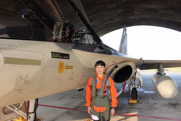 空軍第1戰術戰鬥機作戰隊飛行官郭文靜中尉正式完成IDF經國號戰鬥機換裝訓練。（圖／空軍第1作戰隊提供）