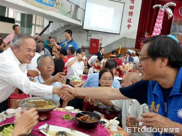 ▲屏東高中80年募款餐會，名導演梁修身現身　蘇清泉也到場。（圖／記者陳崑福翻攝）