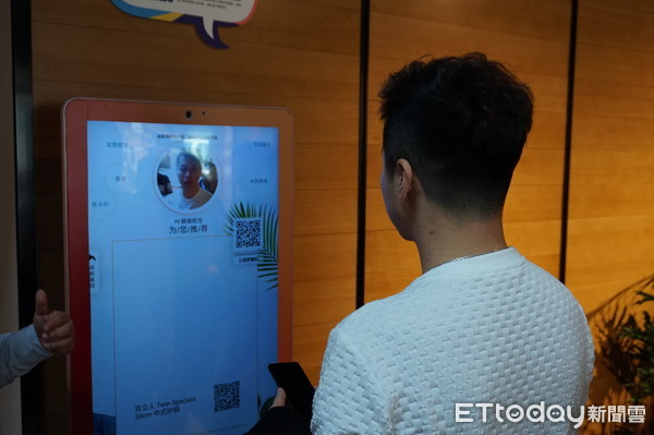 ▲京東曲美時尚體驗館的「黑科技」之一，3D裸眼廣告機。（圖／記者蔡浩祥攝）